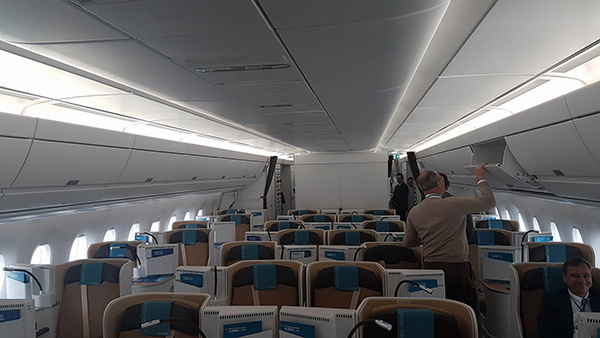 Siêu máy bay Airbus 350 trình diễn tại Nội Bài